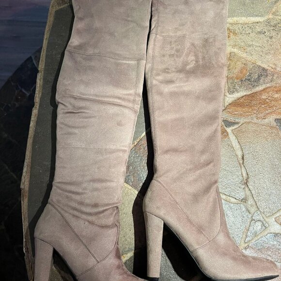 Steve Madden Suede Taupe Gorgeous Boots (Women’s 8.5)(BNIB) - Picture 2 of 4
